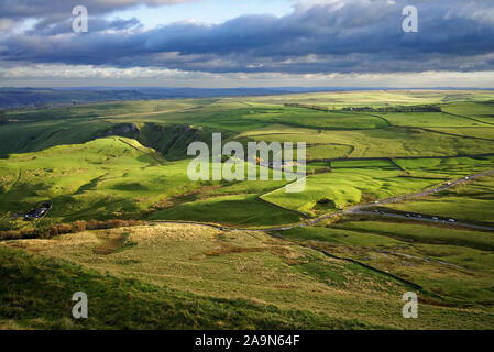 Großbritannien, Derbyshire, Peak District, Ansicht von Mam Tor über Winnats Pass. Stockfoto