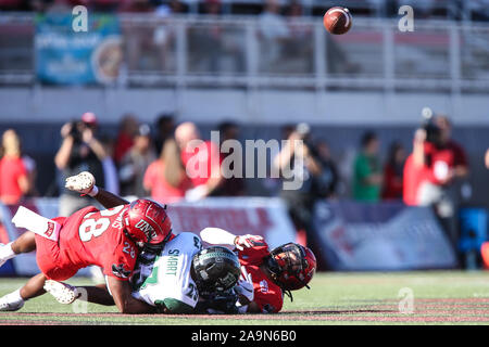 November 16, 2019: Hawaii Rainbow Warriors wide receiver Jared Smart (23) ungeschickte Versuche den Fußball nachdem Sie von UNLV Rebellen Defensive zurück Evan Austrie (17) während der NCAA Football Spiel mit dem Hawaii Rainbow Warriors und die UNLV Rebellen bei Sam Boyd Stadium in Las Vegas, NV in Angriff genommen. Das Spiel ist an Halbzeit 7 bis 7 gebunden. Christopher Trim/CSM Stockfoto