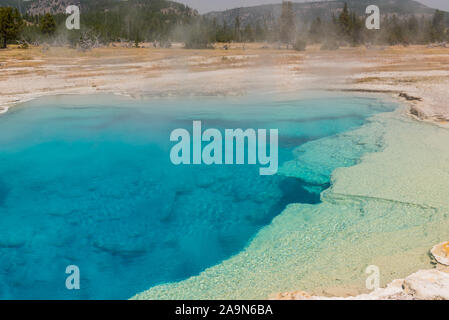 Deep Blue Hot Springs bläst Dampf in die Sommer Luft Stockfoto