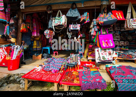 Sapa, Vietnam - 14. Oktober 2019: Geschenke und Souvenirs zum Verkauf in Geschäften entlang einer kleinen, engen Straße von Cat Cat Dorf bis zu Sapa in Vietnam. Stockfoto