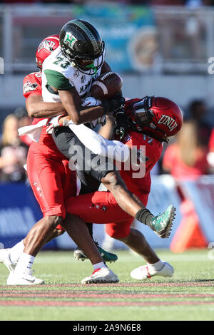 November 16, 2019: Hawaii Rainbow Warriors wide receiver Jared Smart (23) ungeschickte Versuche den Fußball nachdem Sie von UNLV Rebellen Defensive zurück Evan Austrie (17) während der NCAA Football Spiel mit dem Hawaii Rainbow Warriors und die UNLV Rebellen bei Sam Boyd Stadium in Las Vegas, NV in Angriff genommen. Das Spiel ist an Halbzeit 7 bis 7 gebunden. Christopher Trim/CSM Stockfoto