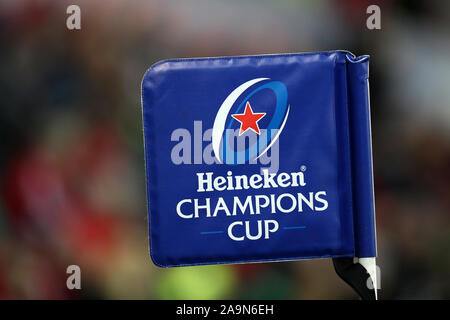 Swansea, Großbritannien. 16 Nov, 2019. Heineken Cup touchline Flagge. Heineken Champions Cup match, pool 4, Fischadler v Munster Rugby an der Liberty Stadium in Swansea, Südwales am Samstag, den 16. November 2019. pic von Andrew Obstgarten/Credit: Andrew Orchard sport Fotografie/Alamy leben Nachrichten Stockfoto