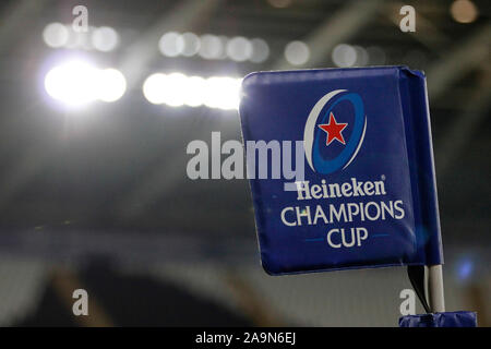 Swansea, Großbritannien. 16 Nov, 2019. Heineken Cup touchline Flagge. Heineken Champions Cup match, pool 4, Fischadler v Munster Rugby an der Liberty Stadium in Swansea, Südwales am Samstag, den 16. November 2019. pic von Andrew Obstgarten/Credit: Andrew Orchard sport Fotografie/Alamy leben Nachrichten Stockfoto