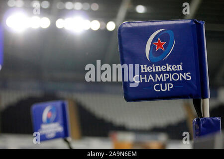 Swansea, Großbritannien. 16 Nov, 2019. Heineken Cup touchline Flagge. Heineken Champions Cup match, pool 4, Fischadler v Munster Rugby an der Liberty Stadium in Swansea, Südwales am Samstag, den 16. November 2019. pic von Andrew Obstgarten/Credit: Andrew Orchard sport Fotografie/Alamy leben Nachrichten Stockfoto