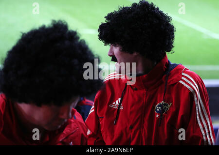 Swansea, Großbritannien. 16 Nov, 2019. Zwei Munster Rugby Fans schauen auf tragende schwarze Perücken. Heineken Champions Cup match, pool 4, Fischadler v Munster Rugby an der Liberty Stadium in Swansea, Südwales am Samstag, den 16. November 2019. pic von Andrew Obstgarten/Credit: Andrew Orchard sport Fotografie/Alamy leben Nachrichten Stockfoto