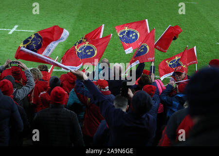 Swansea, Großbritannien. 16 Nov, 2019. Munster Rugby unterstützer Welle ihre Fahnen. Heineken Champions Cup match, pool 4, Fischadler v Munster Rugby an der Liberty Stadium in Swansea, Südwales am Samstag, den 16. November 2019. pic von Andrew Obstgarten/Credit: Andrew Orchard sport Fotografie/Alamy leben Nachrichten Stockfoto