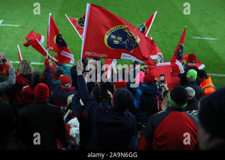 Swansea, Großbritannien. 16 Nov, 2019. Munster Rugby unterstützer Welle ihre Fahnen. Heineken Champions Cup match, pool 4, Fischadler v Munster Rugby an der Liberty Stadium in Swansea, Südwales am Samstag, den 16. November 2019. pic von Andrew Obstgarten/Credit: Andrew Orchard sport Fotografie/Alamy leben Nachrichten Stockfoto