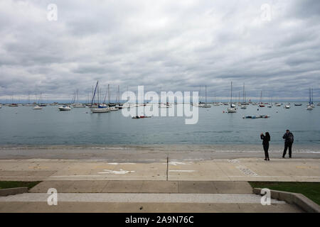 Überschwemmung einen Bürgersteig neben Hafen in Chicago, IL Stockfoto