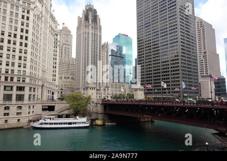 Riverwalk neben DuSable Brücke in Chicago, IL Stockfoto