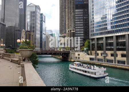 Touristenboot am Chicago River Stockfoto