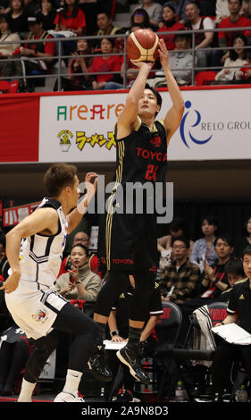 Tokio, Japan. 16 Nov, 2019. Alvark Tokios Daiki Tanaka schießt den Ball während eines B-league basketball Match zwischen Alvark Tokio und San-en NeoPhoenix in Tokio am Samstag, den 16. November 2019. Alvark Tokyo besiegte San-en NeoPhoenix 82-67. Credit: Yoshio Tsunoda/LBA/Alamy leben Nachrichten Stockfoto