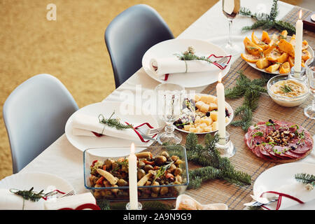 Hohen winkel Blick auf schöne Tabelle Einstellung für Weihnachtsfeier mit rustikalen Details und köstliche hausgemachte Speisen, kopieren Raum Stockfoto
