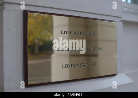 Messingschild Zeichen der litauischen Botschaft in London Stockfoto