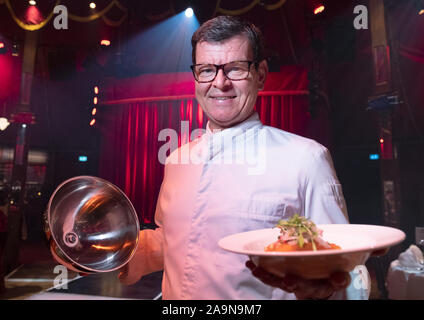 Stuttgart, Deutschland. 16 Nov, 2019. Ehemalige Drei-Sterne-Koch Harald Wohlfahrt stellt eine Vorspeise für die Premiere der Palazzo Dinner Show. Foto: Bernd Weißbrod/dpa/Alamy leben Nachrichten Stockfoto