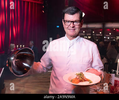 Stuttgart, Deutschland. 16 Nov, 2019. Ehemalige Drei-Sterne-Koch Harald Wohlfahrt stellt eine Vorspeise für die Premiere der Palazzo Dinner Show. Foto: Bernd Weißbrod/dpa/Alamy leben Nachrichten Stockfoto