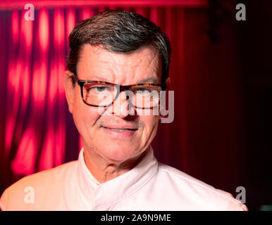 Stuttgart, Deutschland. 16 Nov, 2019. Ehemalige Drei-Sterne-Koch Harald Wohlfahrt, bei der Premiere des Palazzo Dinner Show aufgezeichnet. Foto: Bernd Weißbrod/dpa/Alamy leben Nachrichten Stockfoto