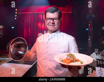 Stuttgart, Deutschland. 16 Nov, 2019. Ehemalige Drei-Sterne-Koch Harald Wohlfahrt stellt eine Vorspeise für die Premiere der Palazzo Dinner Show. Foto: Bernd Weißbrod/dpa/Alamy leben Nachrichten Stockfoto