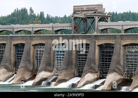 Ein 350-Tonnen Kran sitzt auf der hochwasserentlastung an der Bonneville Sperren und Dam, Washington, USA Stockfoto