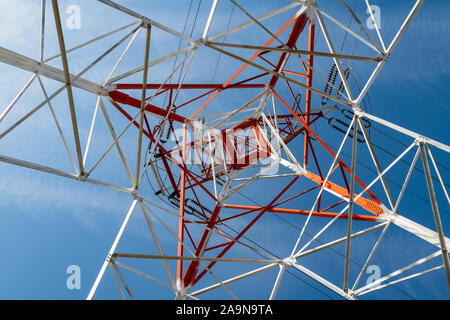 Auf der Suche nach oben durch eine hohe Spannung Sendemast in der Nähe von Bonneville Sperren und Dam, Washington, USA Stockfoto