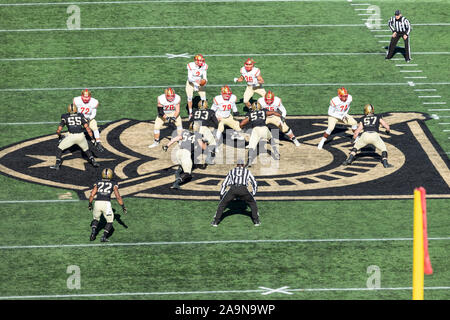 West Point, NY - November 16, 2019: Spielen von Armee schwarzen Ritter Spieler während der NCAA Football Spiel gegen VMI Keydets am Michie Stadium Armee gewonnen 47 - 6. Stockfoto