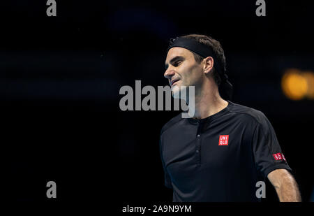 London, Großbritannien. 16 Nov, 2019. Roger Federer von der Schweiz reagiert während der singles Halbfinale gegen Stefanos Tsitsipas Griechenlands bei der ATP World Tour Finals 2019 in London, Großbritannien am 16. November, 2019. Credit: Han Yan/Xinhua/Alamy leben Nachrichten Stockfoto