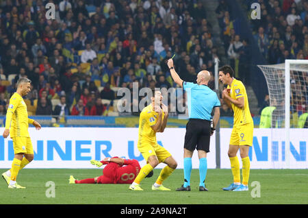 Kiew, Ukraine - Oktober 14, 2019: Schiedsrichter Anthony Taylor (ENG) zeigt die gelbe Karte zu Taras Stepanenko der Ukraine während der UEFA EURO Qualifikationsspiel in der Ukraine 2020 v Portugal bei NSK Olimpiyskyi Stadion Stockfoto