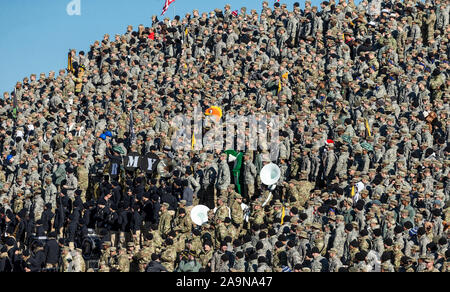 West Point, NY - 16. November 2019: West Point Academy Kadetten teilnehmen NCAA Football Spiel zwischen Armee schwarzen Ritter und VMI Keydets am Michie Stadium Armee gewonnen 47 - 6. Stockfoto