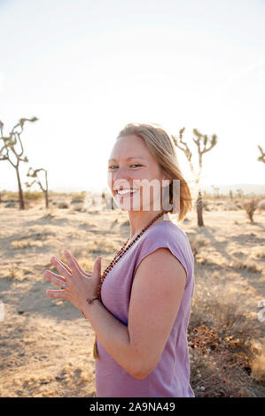 Junge Frau spielen, Yoga und die allgemeine Fitness in Porträts. Mojave Wüste Joshua Tree, CA USA Stockfoto