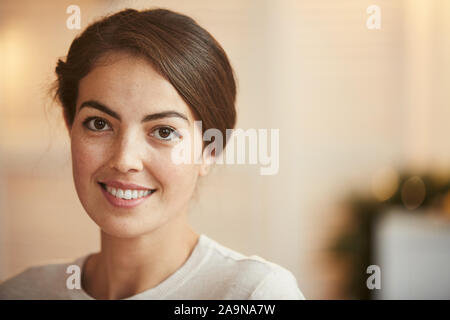 Close up Portrait von eleganten des Nahen Ostens Frau lächelnd an Kamera und posiert in Home Interior, kopieren Raum Stockfoto