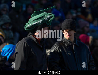 West Point, NY - November 16, 2019: Ventilatoren sorgen NCAA Football Spiel zwischen Armee schwarzen Ritter und VMI Keydets am Michie Stadium Armee gewonnen 47 - 6. Stockfoto