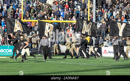 West Point, NY - 16. November 2019: Feier auf Touchdown durch Armee schwarzen Ritter NCAA Football Spiel gegen VMI Keydets am Michie Stadium Armee gewonnen 47 - 6. Stockfoto