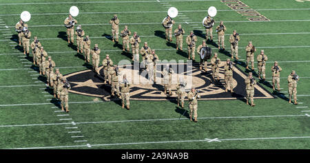West Point, NY - November 16, 2019: Eröffnungsfeier für NCAA Football Spiel zwischen Armee schwarzen Ritter und VMI Keydets am Michie Stadium Armee gewonnen 47 - 6. Stockfoto