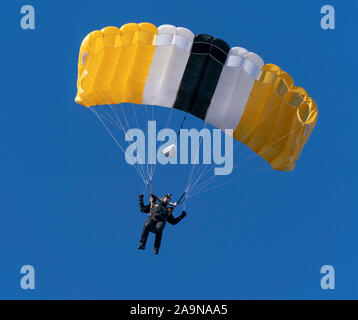 West Point, NY - 16. November 2019: Mitglied der West Point Fallschirm Mannschaft bereitet sich während der Eröffnungsfeier der NCAA Football Spiel zwischen Armee schwarzen Ritter und VMI Keydets am Michie Stadium zu landen Stockfoto