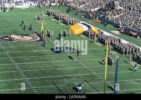 West Point, NY - 16. November 2019: Mitglied der West Point Fallschirm Mannschaft bereitet sich während der Eröffnungsfeier der NCAA Football Spiel zwischen Armee schwarzen Ritter und VMI Keydets am Michie Stadium zu landen Stockfoto