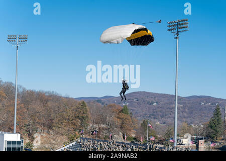 West Point, NY - 16. November 2019: Mitglied der West Point Fallschirm Mannschaft bereitet sich während der Eröffnungsfeier der NCAA Football Spiel zwischen Armee schwarzen Ritter und VMI Keydets am Michie Stadium zu landen Stockfoto