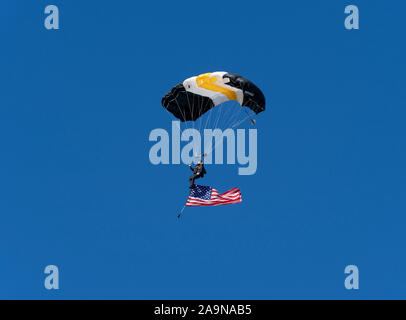 West Point, NY - 16. November 2019: Mitglied der West Point Fallschirm Mannschaft bereitet sich während der Eröffnungsfeier der NCAA Football Spiel zwischen Armee schwarzen Ritter und VMI Keydets am Michie Stadium zu landen Stockfoto