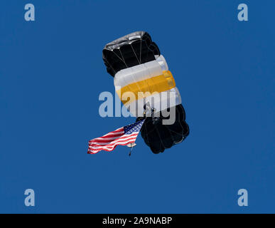 West Point, NY - 16. November 2019: Mitglied der West Point Fallschirm Mannschaft bereitet sich während der Eröffnungsfeier der NCAA Football Spiel zwischen Armee schwarzen Ritter und VMI Keydets am Michie Stadium zu landen Stockfoto