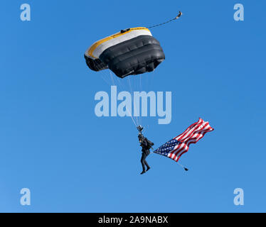 West Point, NY - 16. November 2019: Mitglied der West Point Fallschirm Mannschaft bereitet sich während der Eröffnungsfeier der NCAA Football Spiel zwischen Armee schwarzen Ritter und VMI Keydets am Michie Stadium zu landen Stockfoto