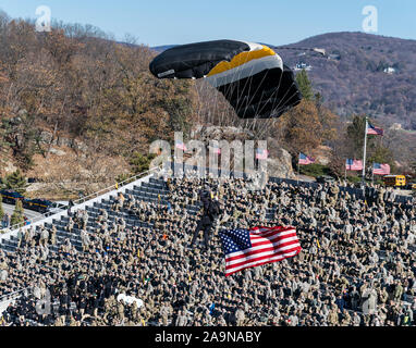 West Point, NY - 16. November 2019: Mitglied der West Point Fallschirm Mannschaft bereitet sich während der Eröffnungsfeier der NCAA Football Spiel zwischen Armee schwarzen Ritter und VMI Keydets am Michie Stadium zu landen Stockfoto