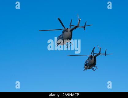 West Point, NY - 16. November 2019: Lakota Hubschrauber fliegen Overhead während der Eröffnungsfeier der NCAA Football Spiel zwischen Armee schwarzen Ritter und VMI Keydets am Michie Stadium Stockfoto