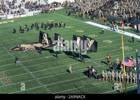 West Point, NY - November 16, 2019: Eröffnungsfeier für NCAA Football Spiel zwischen Armee schwarzen Ritter und VMI Keydets am Michie Stadium Armee gewonnen 47 - 6. Stockfoto