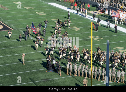West Point, NY - November 16, 2019: Eröffnungsfeier für NCAA Football Spiel zwischen Armee schwarzen Ritter und VMI Keydets am Michie Stadium Armee gewonnen 47 - 6. Stockfoto