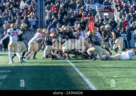 West Point, NY - November 16, 2019: Spielen von Armee schwarzen Ritter Spieler endete mit einem Touchdown während der NCAA Football Spiel gegen VMI Keydets am Michie Stadium Armee gewonnen 47 - 6. Stockfoto