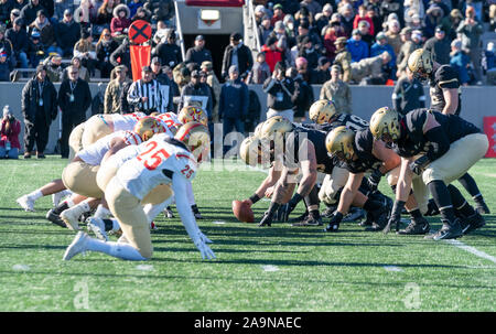West Point, NY - November 16, 2019: Spielen von Armee schwarzen Ritter Spieler während der NCAA Football Spiel gegen VMI Keydets am Michie Stadium Armee gewonnen 47 - 6. Stockfoto