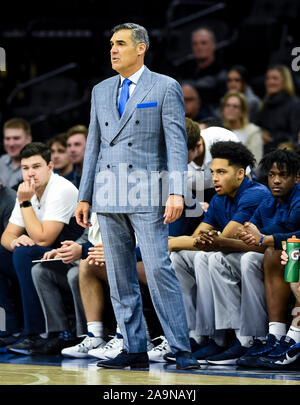 Philadelphia, PA, USA. 16 Nov, 2019. November 16, 2019: Villanova Trainer Jay Wright Stiele der Seitenlinie während der NCAA Basketball matchup zwischen den Ohio Bobcats und Villanova Wildkatzen bei der Wells Fargo Center in Philadelphia, Pennsylvania. Villanova gewann 78-54. Scott Serio/Cal Sport Media/Alamy leben Nachrichten Stockfoto