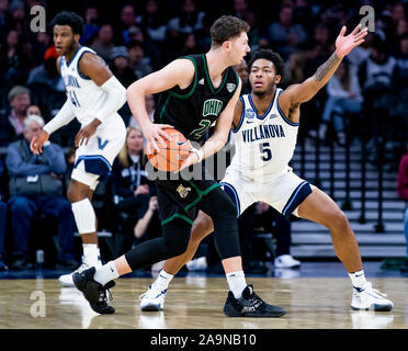 Philadelphia, PA, USA. 16 Nov, 2019. November 16, 2019: Villanova guard Justin Moore#5 auf Verteidigung während der NCAA Basketball matchup zwischen den Ohio Bobcats und Villanova Wildkatzen bei der Wells Fargo Center in Philadelphia, Pennsylvania. Villanova gewann 78-54. Scott Serio/Cal Sport Media/Alamy leben Nachrichten Stockfoto