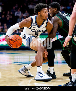 Philadelphia, PA, USA. 16 Nov, 2019. November 16, 2019: Villanova guard Justin Moore#5 dribbelt während der NCAA Basketball matchup zwischen den Ohio Bobcats und Villanova Wildkatzen bei der Wells Fargo Center in Philadelphia, Pennsylvania. Villanova gewann 78-54. Scott Serio/Cal Sport Media/Alamy leben Nachrichten Stockfoto