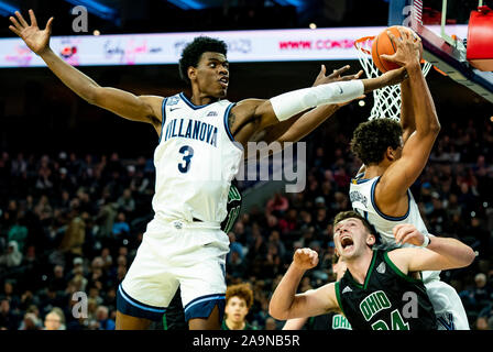 Philadelphia, PA, USA. 16 Nov, 2019. November 16, 2019: Villanova, Brandon Slater #3 und Jeremia Robinson-Earl Aufstieg für ein Rebound über Ohio freuen Maurer McMurray #24 während der NCAA Basketball matchup zwischen den Ohio Bobcats und Villanova Wildkatzen bei der Wells Fargo Center in Philadelphia, Pennsylvania. Villanova gewann 78-54. Scott Serio/Cal Sport Media/Alamy leben Nachrichten Stockfoto