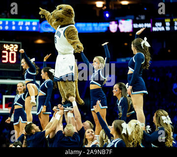 Philadelphia, PA, USA. 16 Nov, 2019. November 16, 2019: Die Villanova Maskottchen und Cheerleadern während der NCAA Basketball matchup zwischen den Ohio Bobcats und Villanova Wildkatzen bei der Wells Fargo Center in Philadelphia, Pennsylvania. Villanova gewann 78-54. Scott Serio/Cal Sport Media/Alamy leben Nachrichten Stockfoto