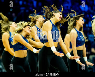 Philadelphia, PA, USA. 16 Nov, 2019. November 16, 2019: Die Villanova dance Team führt während der NCAA Basketball matchup zwischen den Ohio Bobcats und Villanova Wildkatzen bei der Wells Fargo Center in Philadelphia, Pennsylvania. Villanova gewann 78-54. Scott Serio/Cal Sport Media/Alamy leben Nachrichten Stockfoto